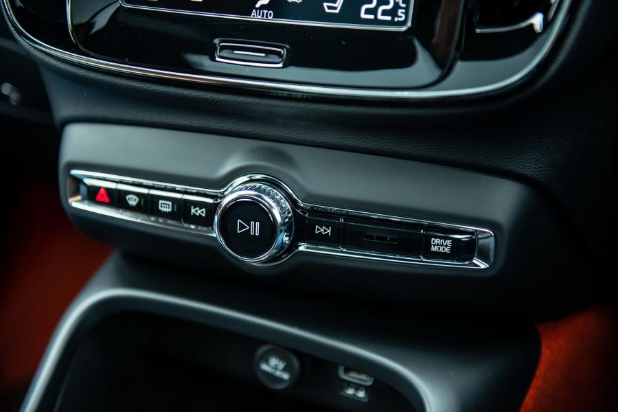 Детали интерьера Volvo XC40 T5 R-Design 2018 года  (JP) (фото 8 из 23)